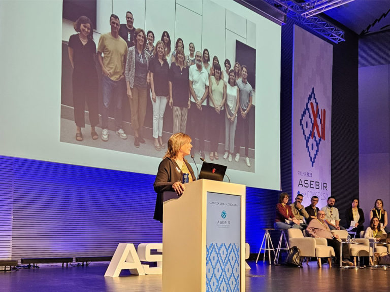 Dr Montse Boada receiving the testimonial to celebrate the next ASEBIR congress in Barcelona.